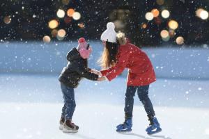 two people on skis in the snow at Chalet Red Deer Spa at Fiddler Lake in Mille-Isles