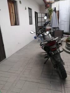 ein Motorrad, das neben einem Gebäude geparkt ist in der Unterkunft Estudio en el centro de Coatepec in Coatepec