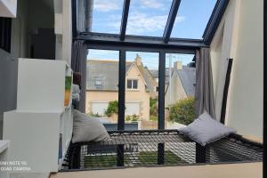 Habitación con ventana grande con vistas. en Loue maison d'architecte 300m du sillon - 8 couchages- jacuzzi en Saint-Malo