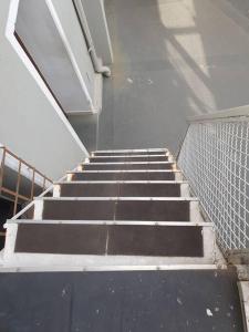um conjunto de escadas num edifício em Studio 3 min Centro de BH em Belo Horizonte