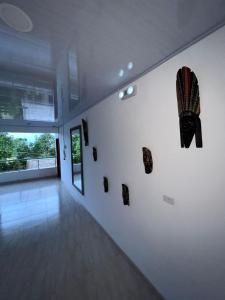 una stanza con una parete bianca e opere d'arte di HOTEL NORCASIA RIOS Y AVENTURAS a Norcasia