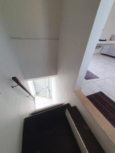 uma escada num quarto com uma parede branca em Studio 3 min Centro de BH em Belo Horizonte