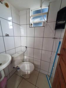 uma pequena casa de banho com WC e lavatório em Studio 3 min Centro de BH em Belo Horizonte