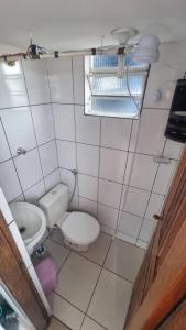 uma pequena casa de banho com WC e lavatório em Studio 3 min Centro de BH em Belo Horizonte