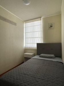 1 dormitorio con cama y ventana en Panoramic Aparment San Miguel en Lima
