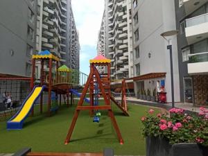 un parque infantil con tobogán en una ciudad en Panoramic Aparment San Miguel en Lima