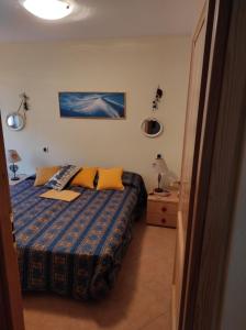 ein Schlafzimmer mit einem Bett mit gelben Kissen in der Unterkunft APPARTERMENT LE BOIS DE FEES in Saint-Gervais-les-Bains