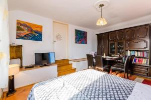 ein Schlafzimmer mit einem Bett und einem Schreibtisch mit einem Computer in der Unterkunft Apartment Ivona in Dubrovnik