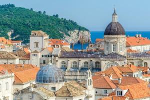 einen Blick auf die Stadt Dubrovnik von oben in der Unterkunft Apartment Ivona in Dubrovnik