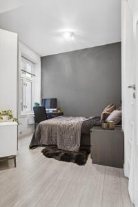 1 dormitorio con 1 cama y escritorio con ordenador en Oslo Grunerløkka Private Room, en Oslo