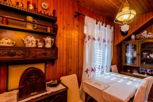 ein Esszimmer mit Tisch und Kamin in der Unterkunft Apartment Ivona in Dubrovnik