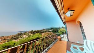 een balkon met uitzicht op de oceaan bij Résidence Villa Rocca Maria - Maisons & Villas pour 8 Personnes 064 in Menton