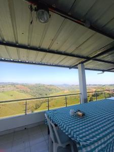 Zimmer mit einem Tisch und Blick auf ein Feld in der Unterkunft HOTEL NORCASIA RIOS Y AVENTURAS in Norcasia