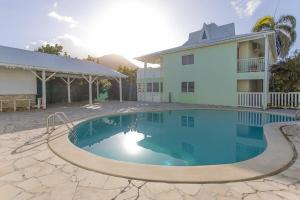 een zwembad voor een huis bij Ticase, charmante maisonnette idéalement située in Saint Martin