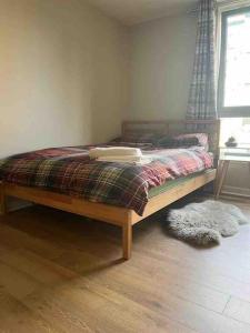 Ένα ή περισσότερα κρεβάτια σε δωμάτιο στο Modern Edinburgh Apartment 2 bedrooms & two bathrooms