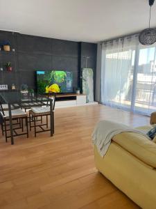 uma sala de estar com um sofá e uma mesa em Diagonal Mar em Barcelona