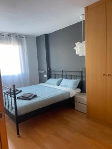 sypialnia z łóżkiem i oknem w obiekcie Diagonal Mar w Barcelonie