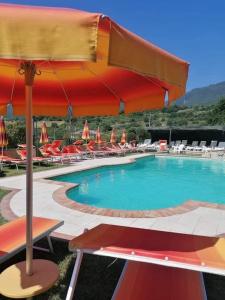 duży basen z krzesłami i parasolem w obiekcie Sogni d'insonnia 