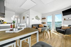 a kitchen and living room with a table and chairs at Hausboot Glücksmomente mit Dachterrasse in Schleswig am Ostseefjord Schlei in Schleswig
