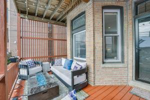 eine Terrasse mit einem Sofa und einem Stuhl auf dem Balkon in der Unterkunft Spacious Chicago Home with Deck about 3 Mi to Downtown! in Chicago
