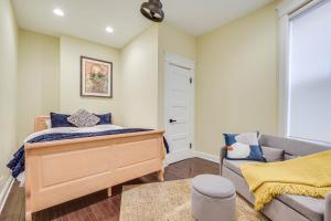 1 dormitorio con 1 cama y 1 sofá en Spacious Chicago Home with Deck about 3 Mi to Downtown! en Chicago