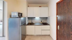una pequeña cocina con nevera y microondas en Résidence Le Diplomat - Studio pour 4 Personnes 624, en Menton