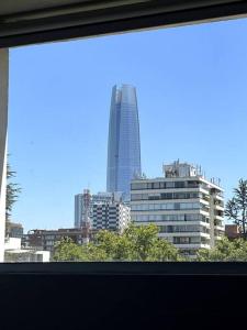 una ventana con vistas al perfil urbano en A pasos del Costanera Center!, en Santiago