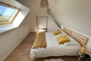 1 dormitorio con 1 cama grande en el ático en Field house en Pleumeur-Bodou