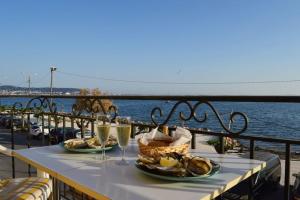 a table with two plates of food and glasses of wine at L'Avocette in Bouzigues