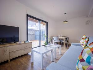 Televízia a/alebo spoločenská miestnosť v ubytovaní Appartement Neuf à Loudenvielle - 6 pers, 2 ch, terrasse sud, proche télécabine et Balnéa - FR-1-695-12