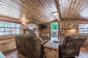 Χώρος καθιστικού στο Snuggle Inn: Cozy Studio Cabin in Upper Canyon With a Hot Tub!