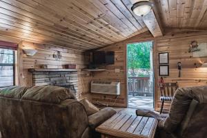 Η κουζίνα ή μικρή κουζίνα στο Snuggle Inn: Cozy Studio Cabin in Upper Canyon With a Hot Tub! +9 φωτογραφίες
