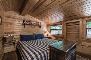 Ένα ή περισσότερα κρεβάτια σε δωμάτιο στο Snuggle Inn: Cozy Studio Cabin in Upper Canyon With a Hot Tub!