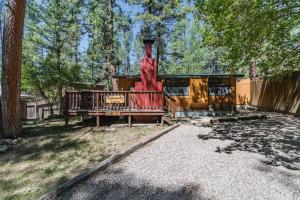 Κήπος έξω από το Snuggle Inn: Cozy Studio Cabin in Upper Canyon With a Hot Tub!
