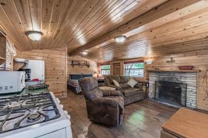 Η κουζίνα ή μικρή κουζίνα στο Snuggle Inn: Cozy Studio Cabin in Upper Canyon With a Hot Tub!