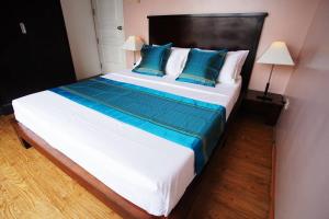 Giường trong phòng chung tại Home w/ City View - Pool + Fast Wifi 3016