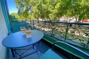 deux verres de bière posés sur une table sur un balcon dans l'établissement L'historien - avec balcon coeur de Nîmes, à Nîmes