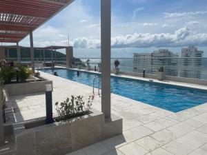 uma grande piscina no topo de um edifício em Aparta estudio tipo suit , nuevo , dotado en Playa Salguero em Santa Marta
