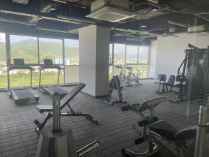 a gym with several treadmills and exercise bikes at Aparta estudio tipo suit , nuevo , dotado en Playa Salguero in Santa Marta