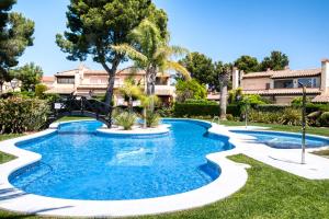 una piscina en un patio con árboles y un edificio en Fabuloso ROMANI entre mar y montañas, en Bonmont Terres Noves