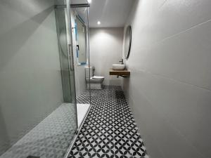 ア・コルーニャにあるOktheway Riego de Agua 23のバスルーム(ガラス張りのシャワー、トイレ付)