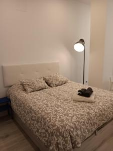 1 dormitorio con 1 cama con lámpara. en Gregorio Marañón Apartment4 en Madrid