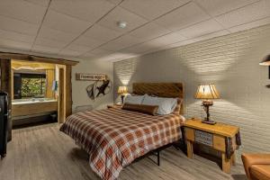 a bedroom with a bed and a table with two lamps at Stonegate Lodge King Bed WIFI 50in Roku TV Salt Water Pool Room #102 in Eureka Springs +23 photos