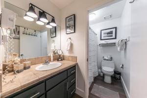 Ένα μπάνιο στο Charming Deluxe Studio w/Lake View #246 at Donner Lake Village +3 φωτογραφίες