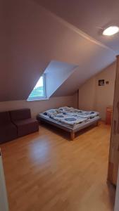 1 dormitorio con 1 cama y 1 sofá en una habitación en Garden View, en Drienica
