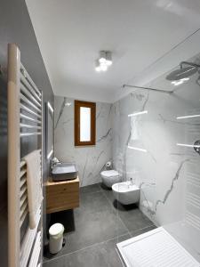 Kamar mandi di 7Suites