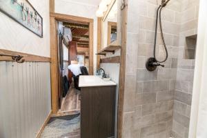 uma casa de banho com um lavatório e um chuveiro em Hansel and Gretel Cottage em Big Bear City