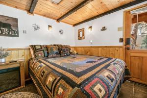 1 dormitorio con 1 cama en una habitación en Hansel and Gretel Cottage, en Big Bear City