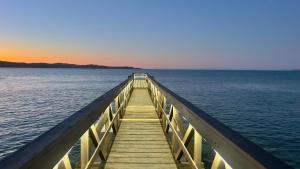 吕德里茨卢德里兹奈斯特酒店的一座木码头延伸到水中