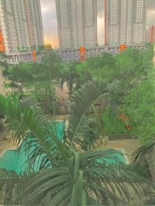 サイバージャヤにあるNR CYBER ROOMSTAY 2-Shared Apartmentの高層ビルが建ち並ぶ街のプールを望む